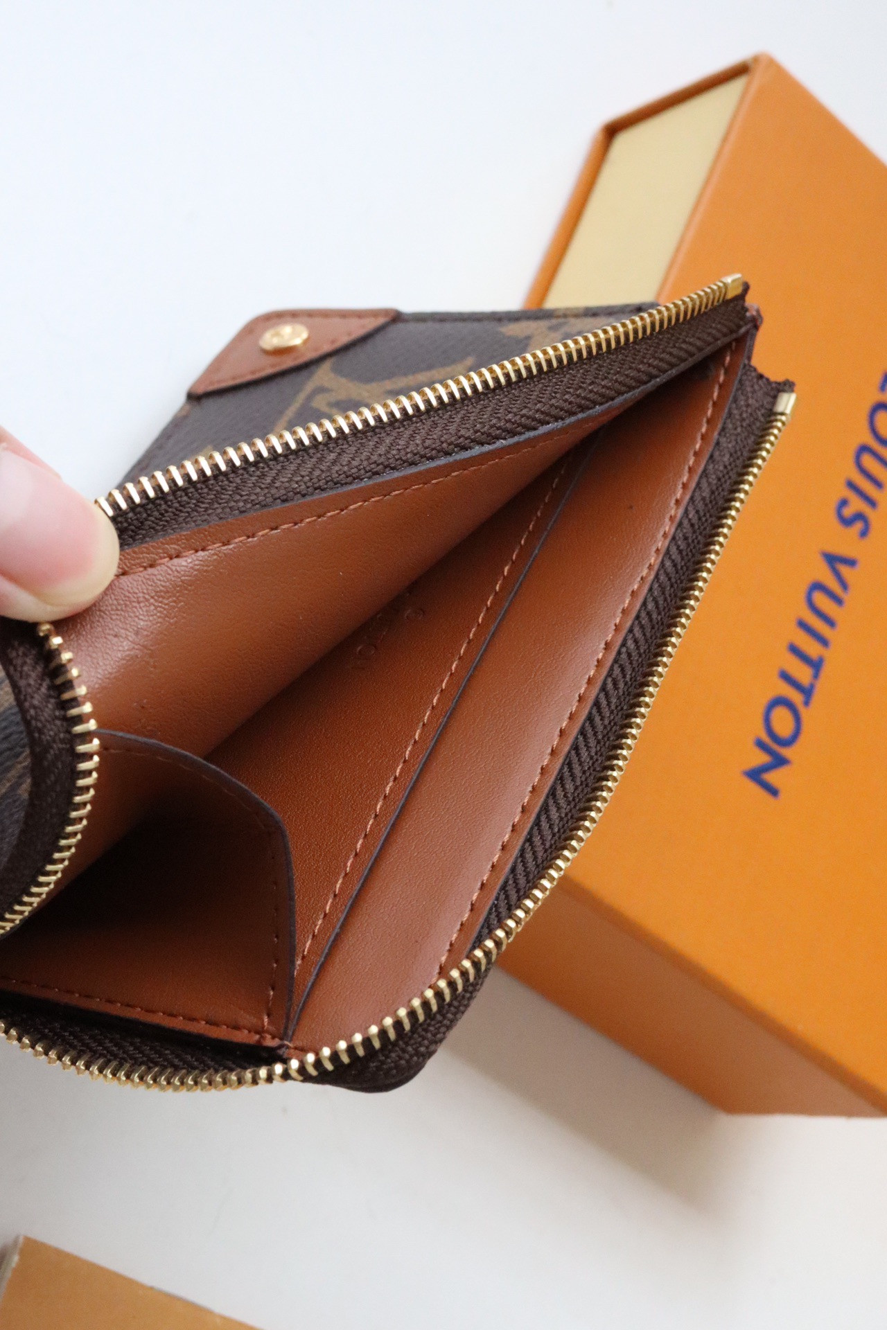 LV MULTI CARD HOLDER TRUNK M80556