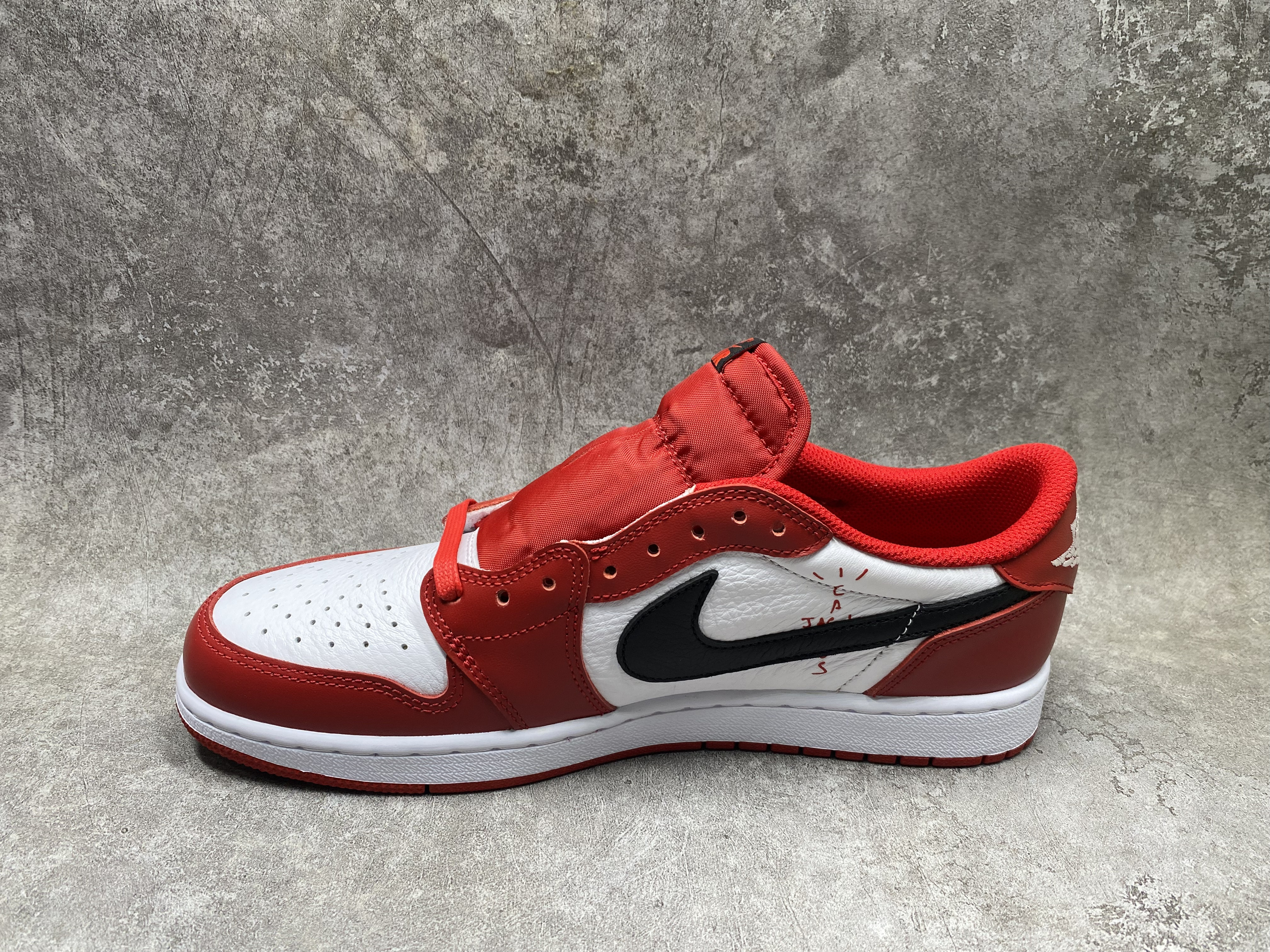 UA TRAVIS SCOTT X AIR JORDAN 1 LOW OG RED