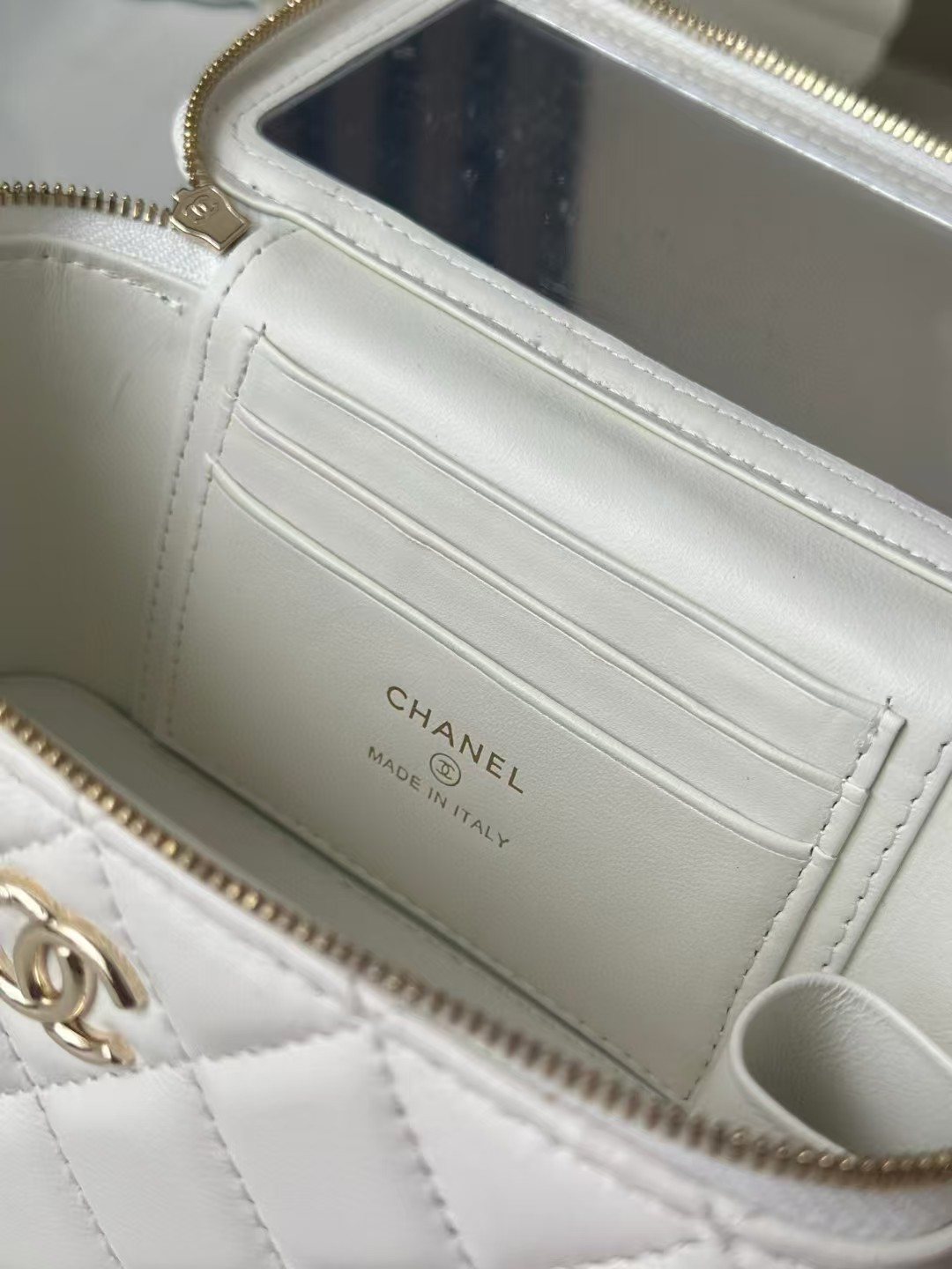 Ch*el vanity with chain 9.5x17x8cm