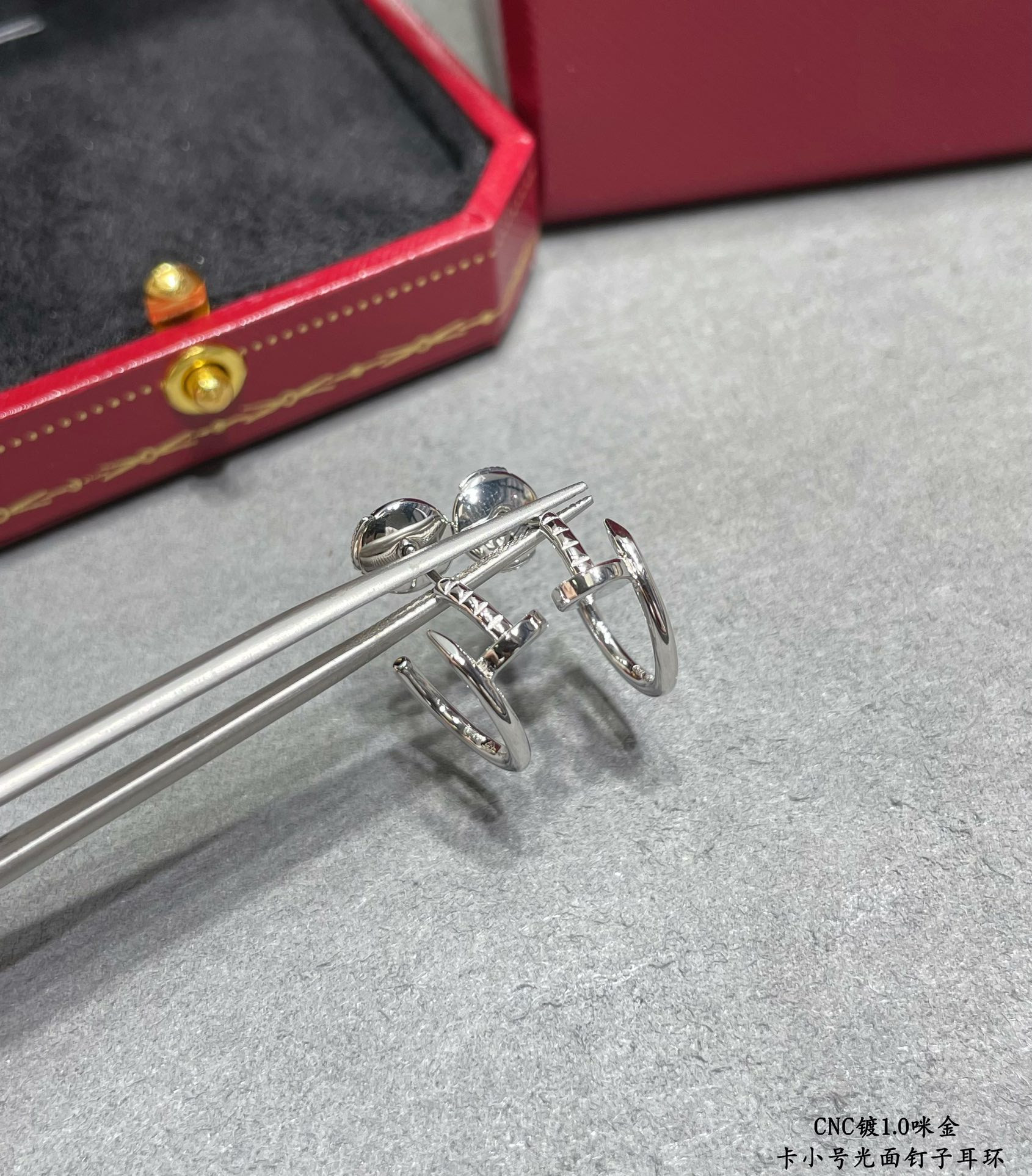 Ca*t*er small polished stud earrings