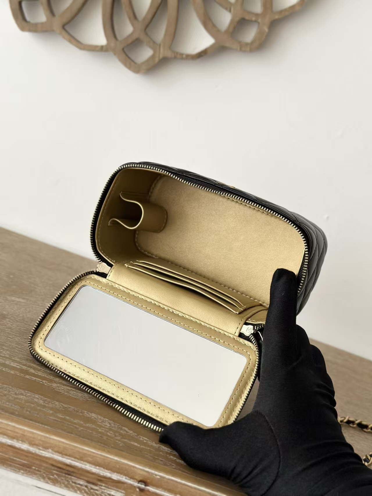 Ch*el vanity with chain 9.5x17x8cm