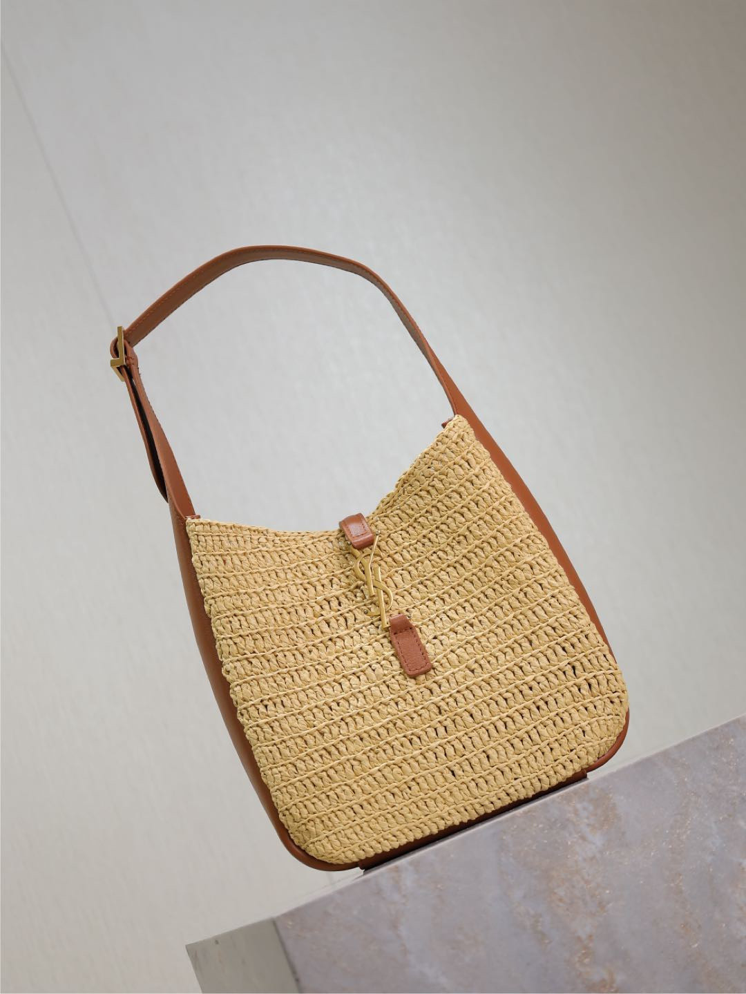 y*l le 5 À 7 S*pple small in raffia and leather 22 x  22 x 7-9 cm