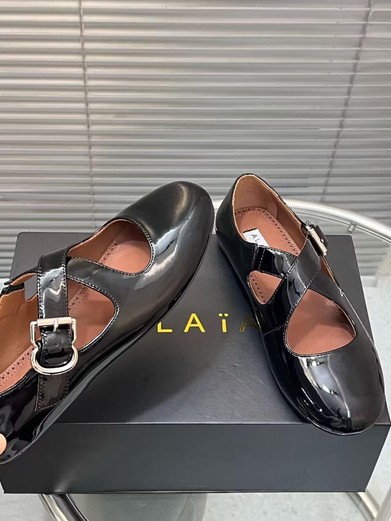 UA ALAÏA CRISS CROSS BALLET FLATS