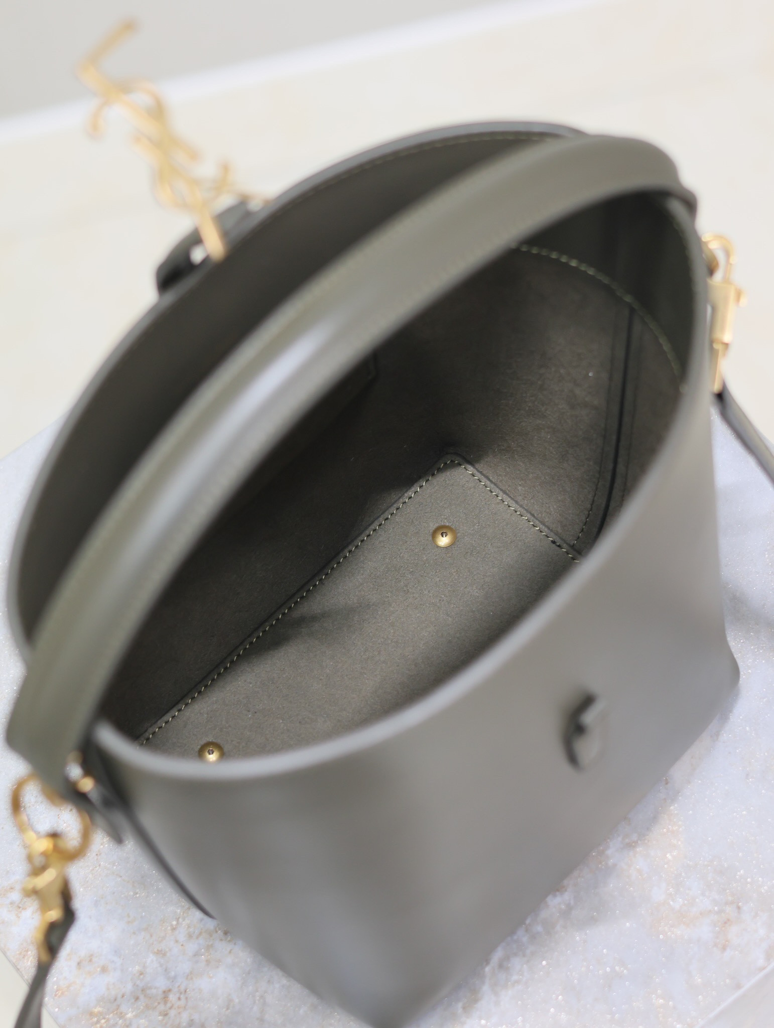 Y*L le 37 in shiny leather 17x20x13cm