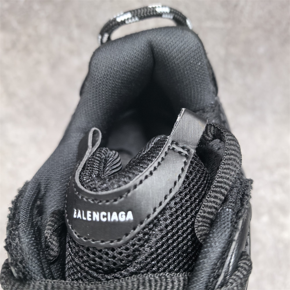 ua Ba*len*cia*ga runner sneaker