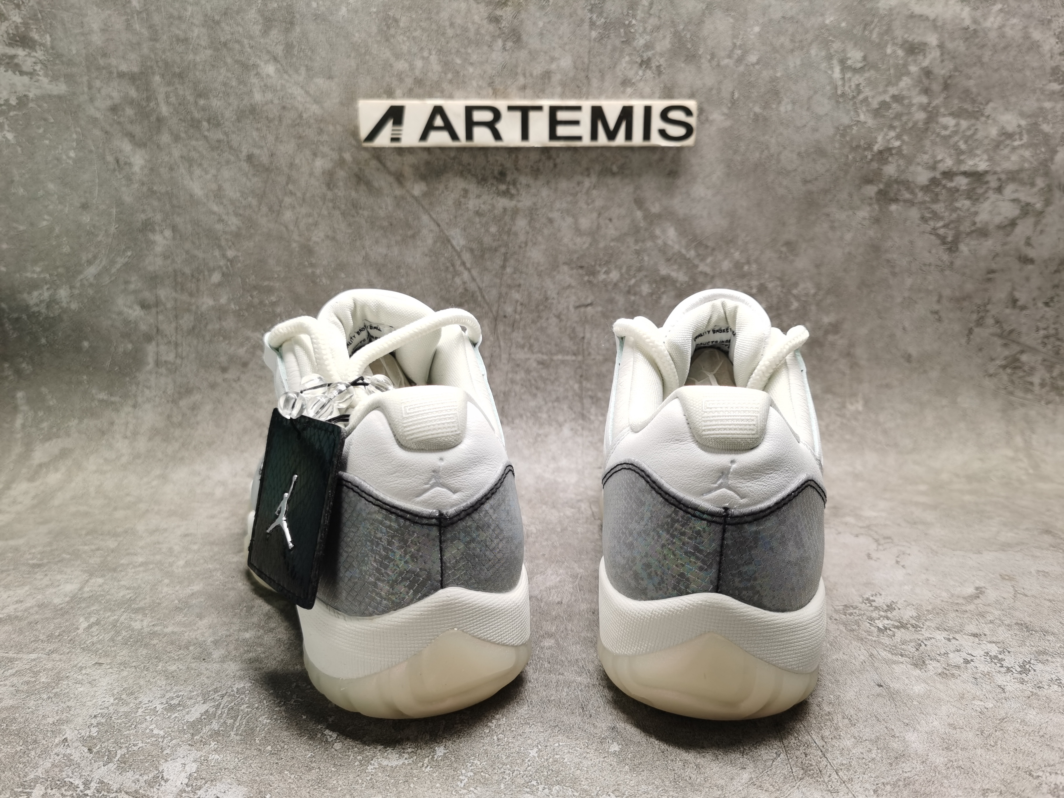 UA AIR JORDAN 11 RETRO LOW