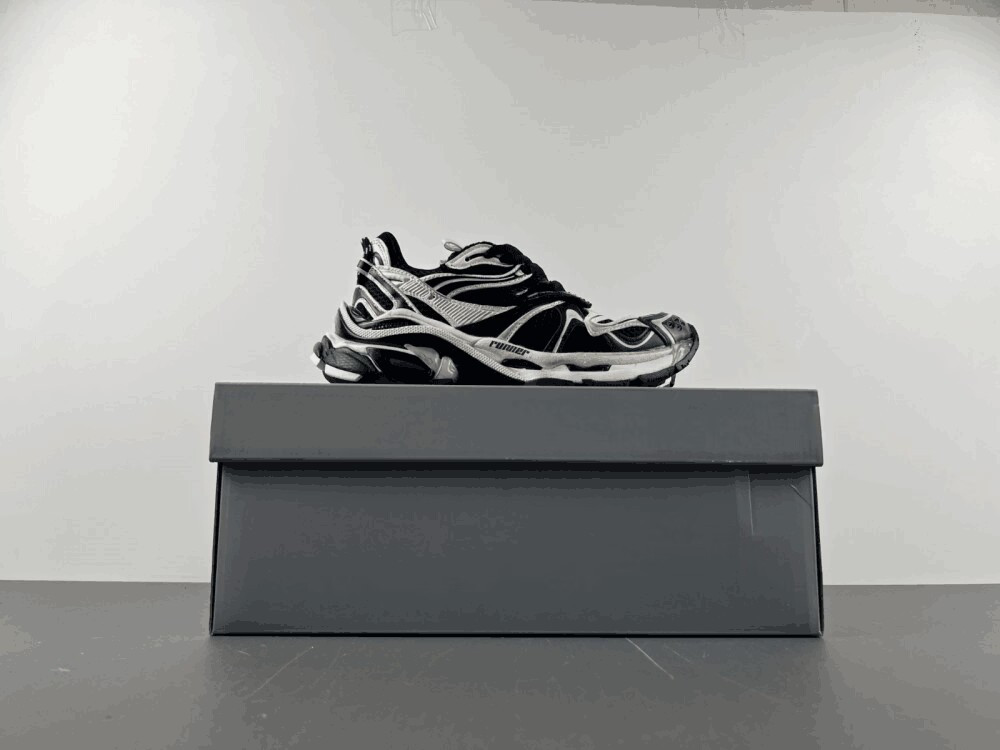 ua Ba*len*cia*ga runner black white