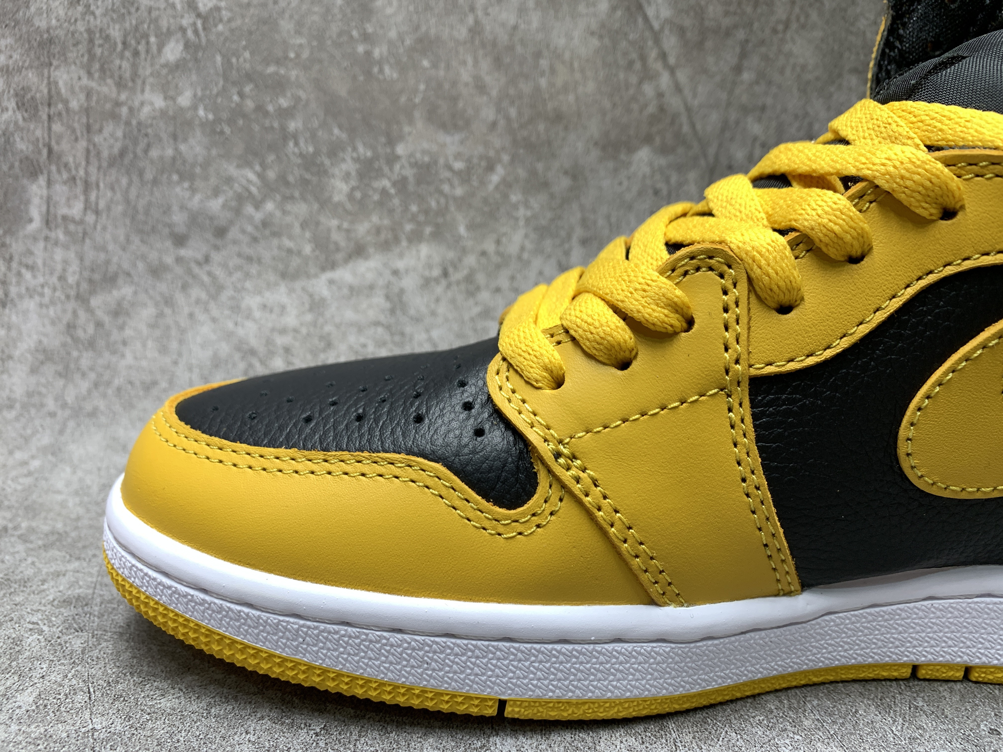 Air Jordan 1 High Retro OG Pollen