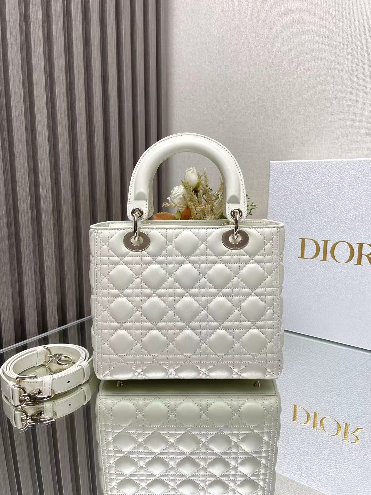 medium lady D*or bag  24 x 20 x 12 cm