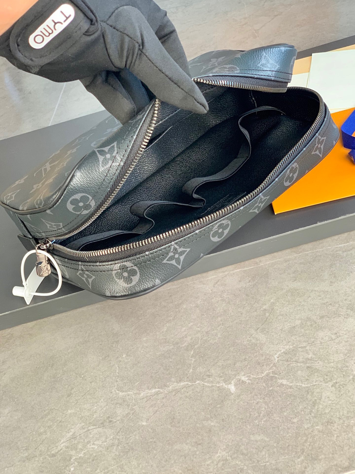 LV TOILET POUCH GM M43383