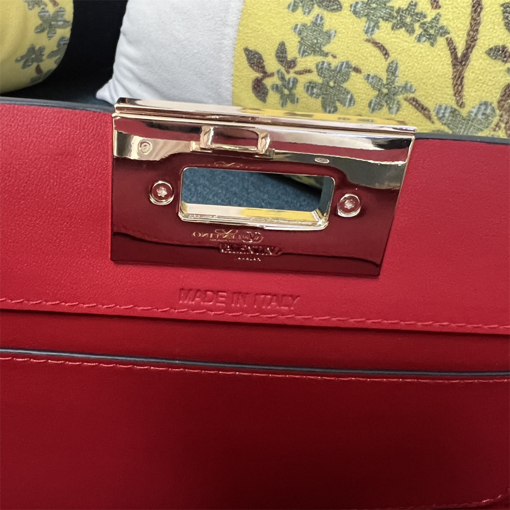 Va1e*ntin0 garavani rockstud23 smooth calfskin handbag red
