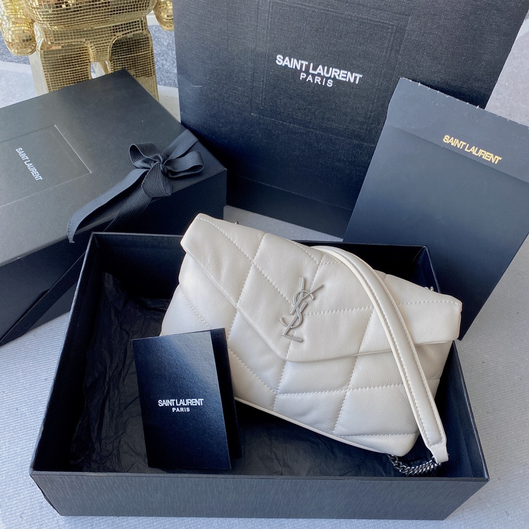 Y*L puffer in leather white silver 23 x 15.5 x 5.8 cm