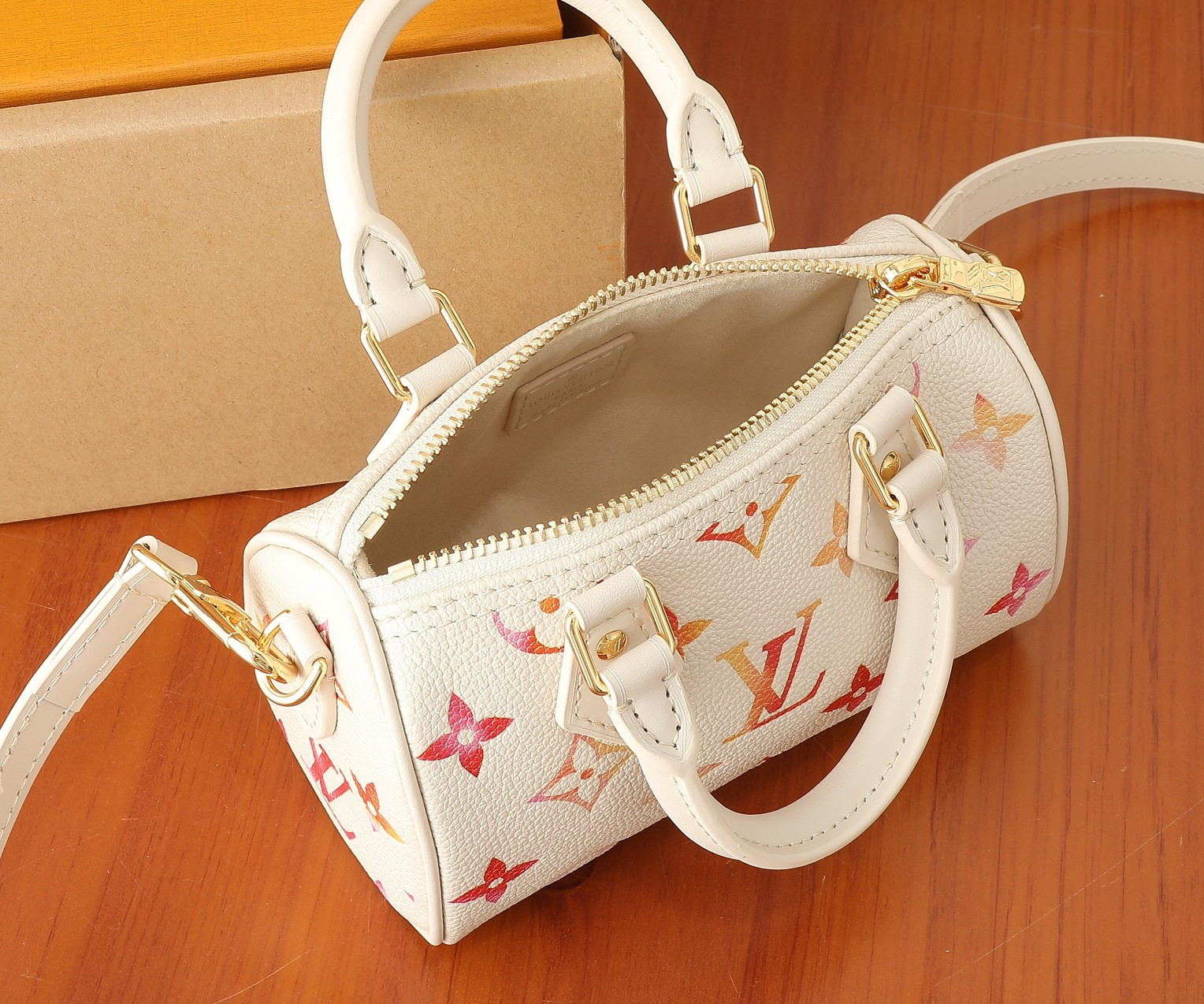 LV Nano Speedy M83452 6.3 x 3.9 x 3 in
