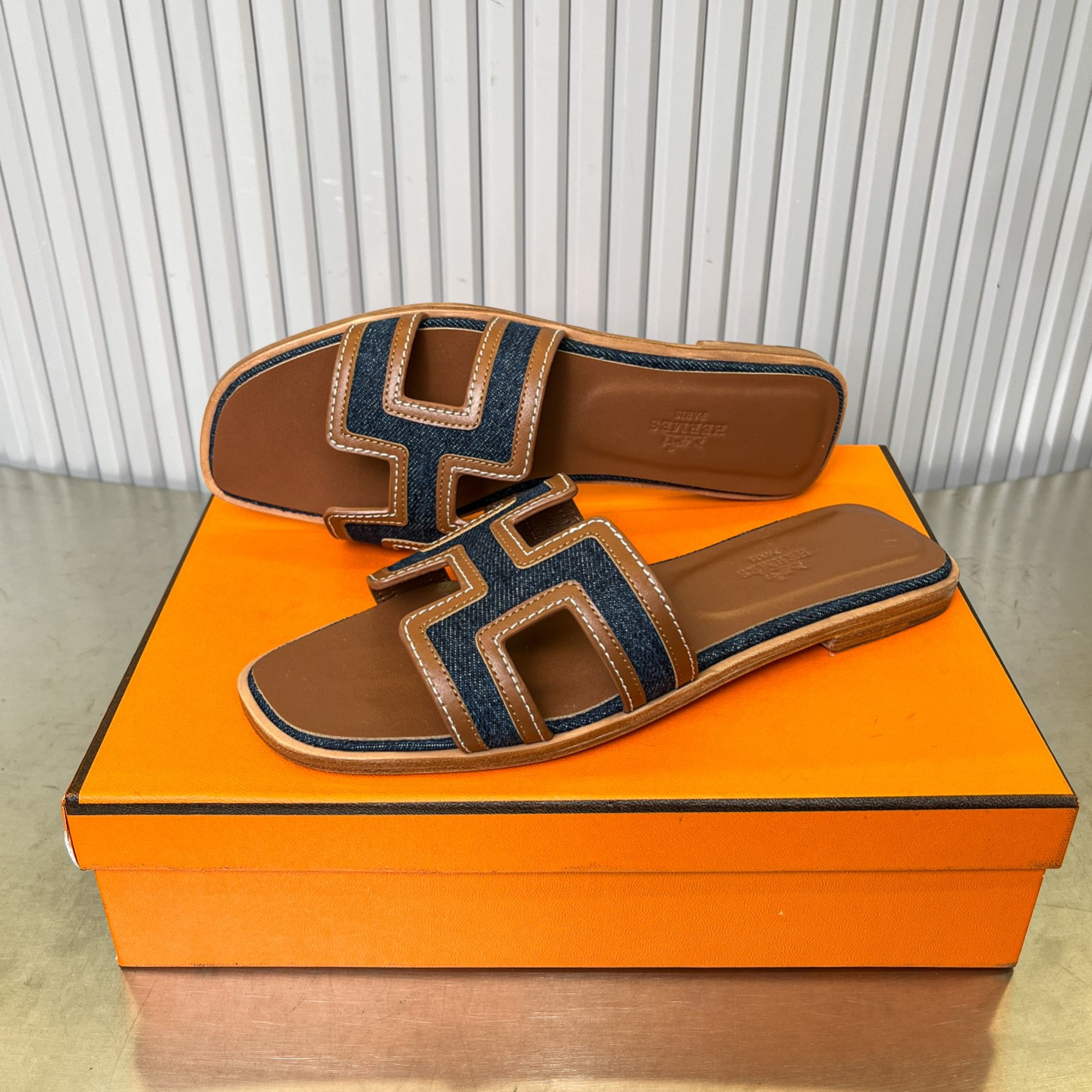 ua H**me5 oran sandal