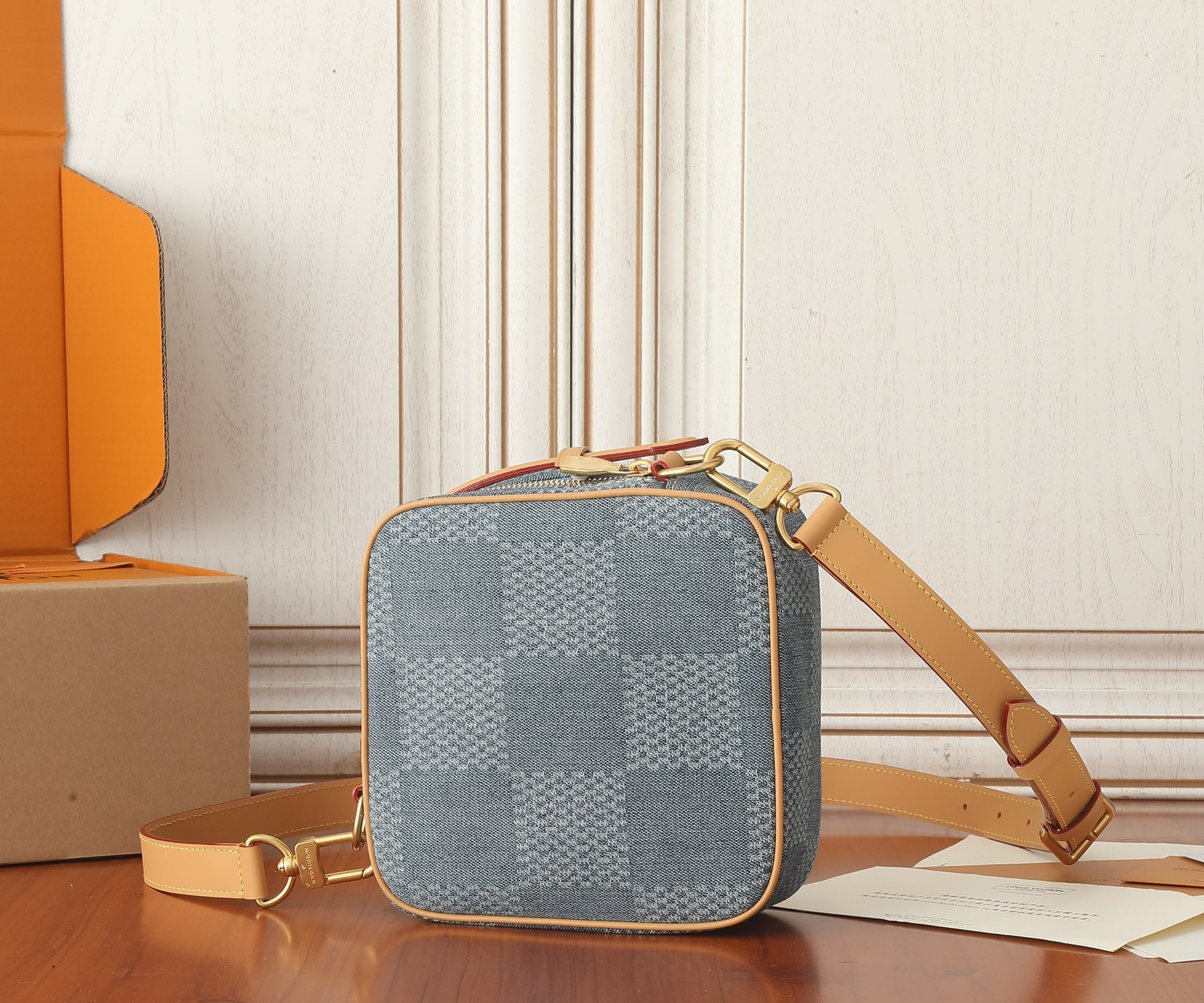 LV Chess Messenger M40706 9.4 x 9.4 x 3.1 inches