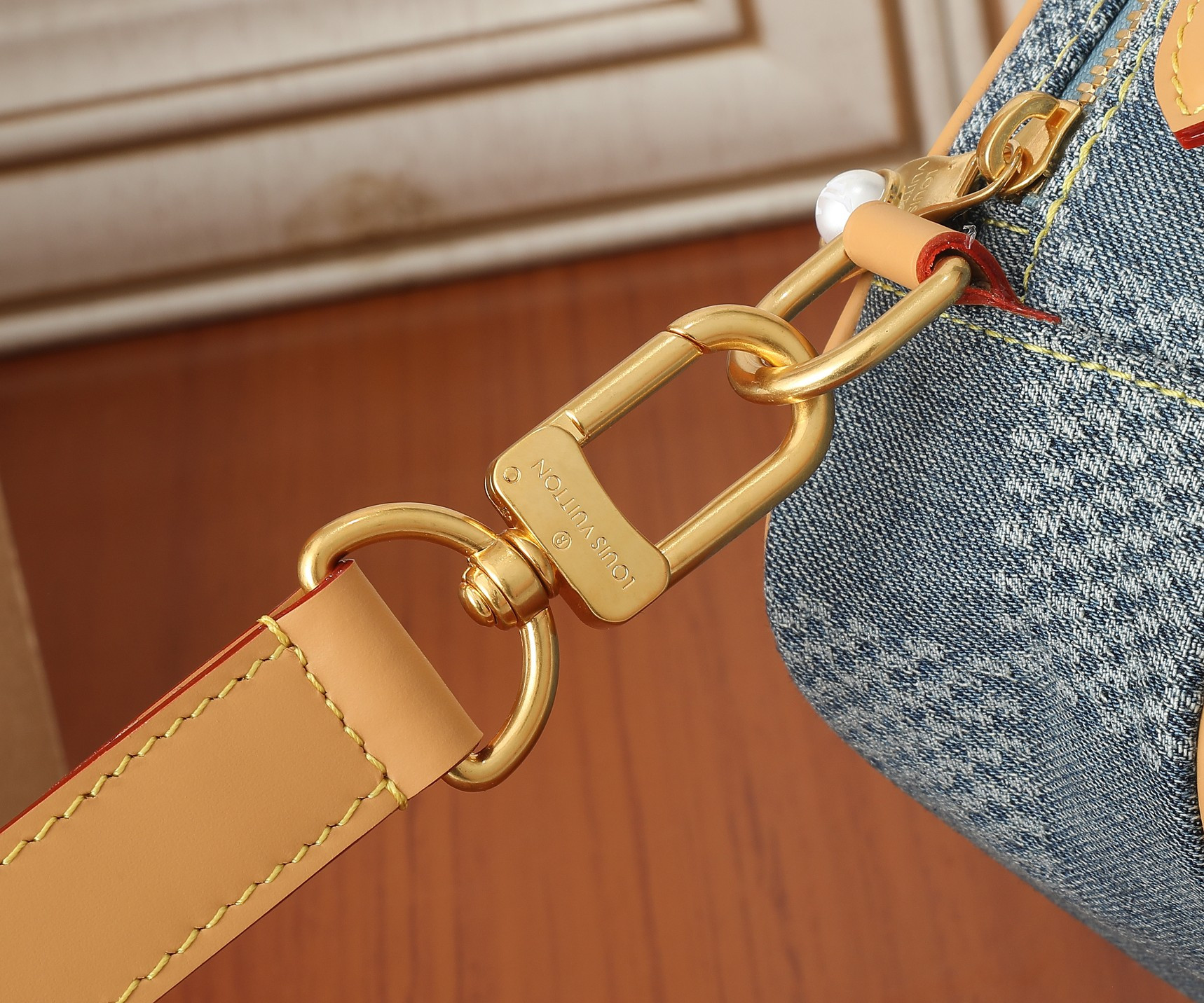 LV Chess Messenger M40706 9.4 x 9.4 x 3.1 inches