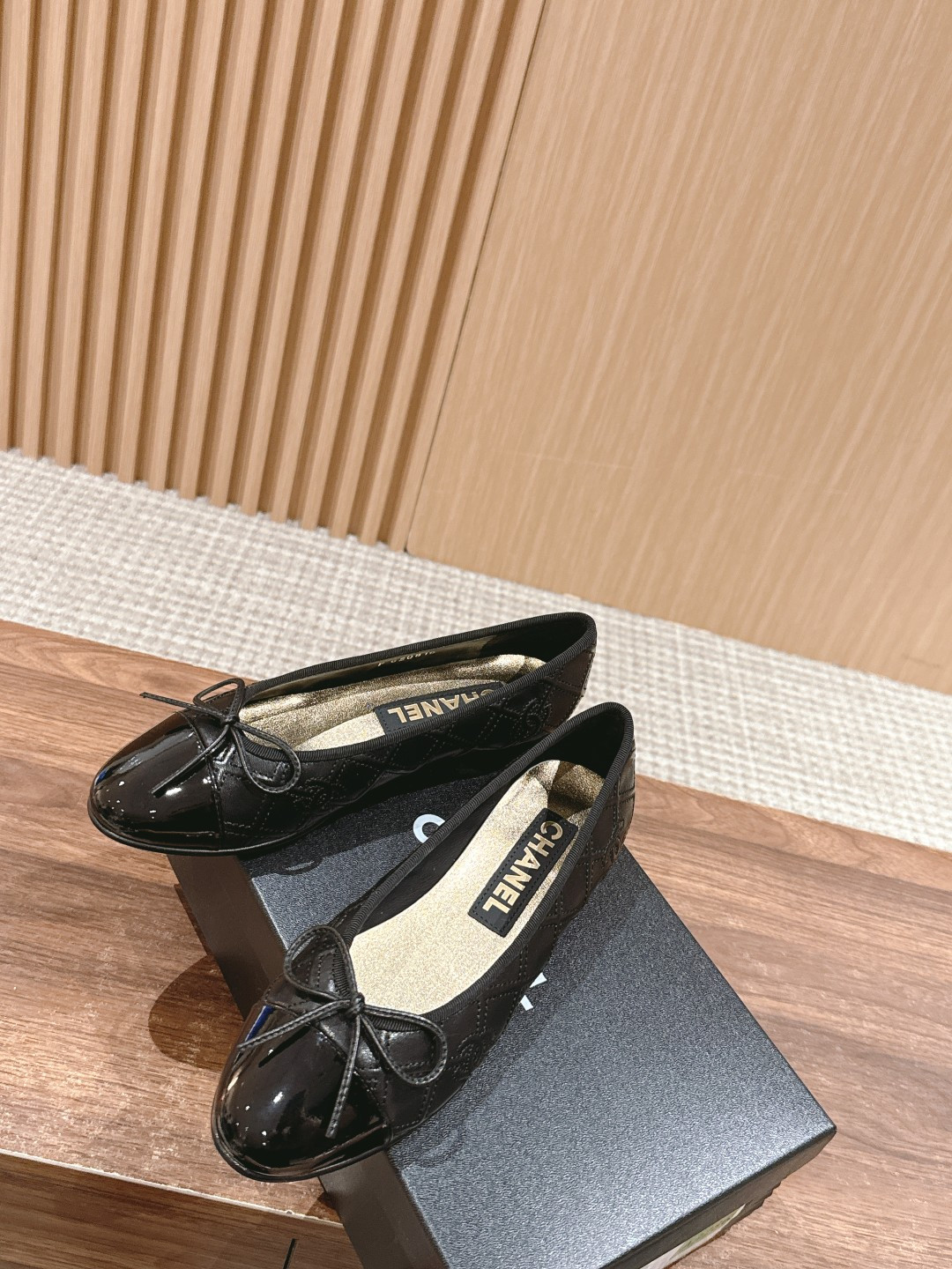 ua Ch*el ballet flats