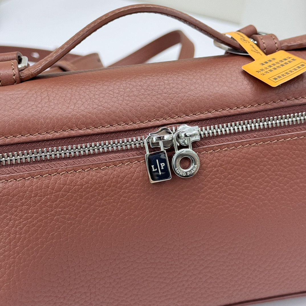 L**o p*ana extra pocket l19 grained calfskin 11 x 19 x 6.5 cm