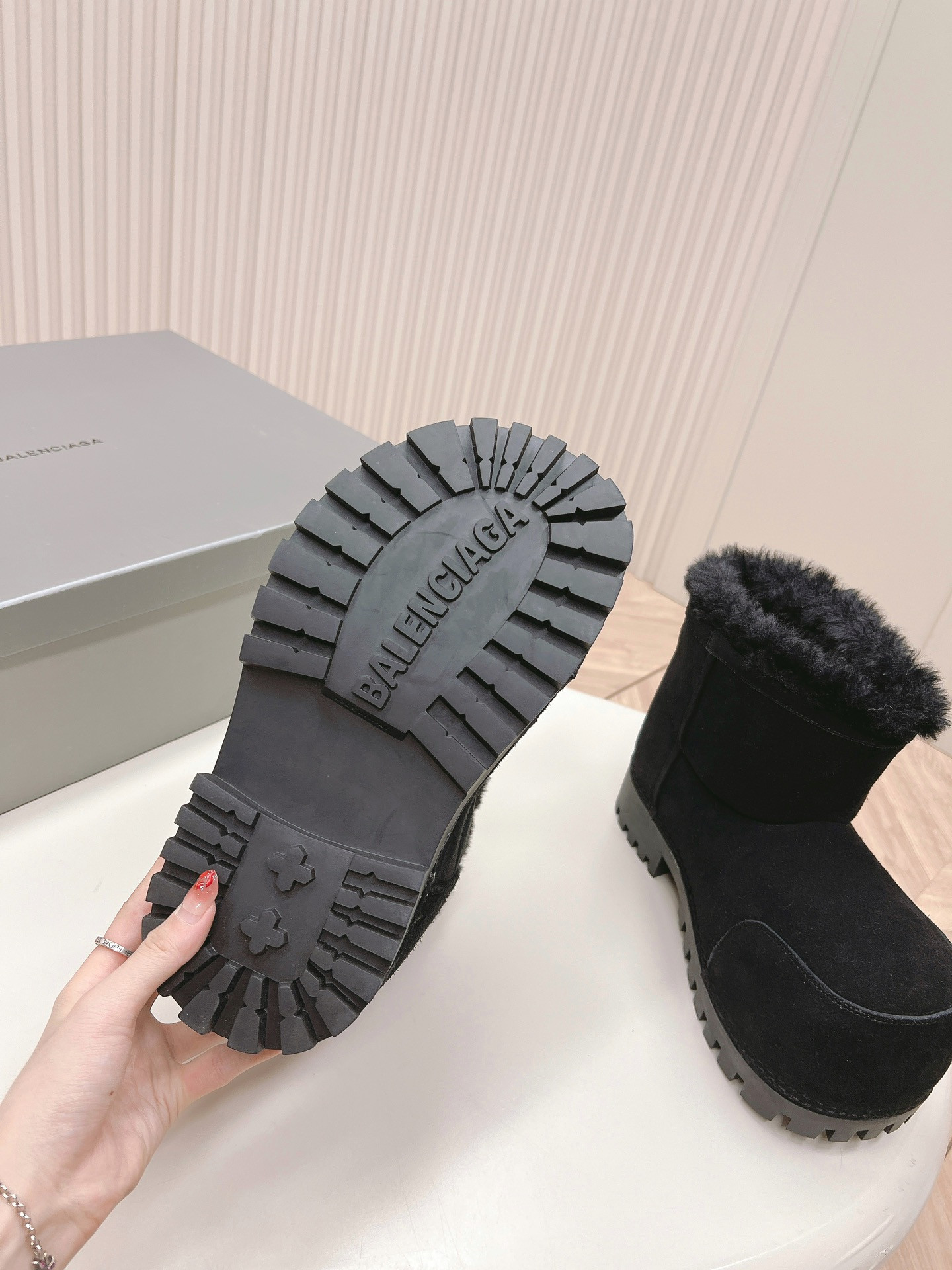 ua Ba*len*cia*ga snow boot