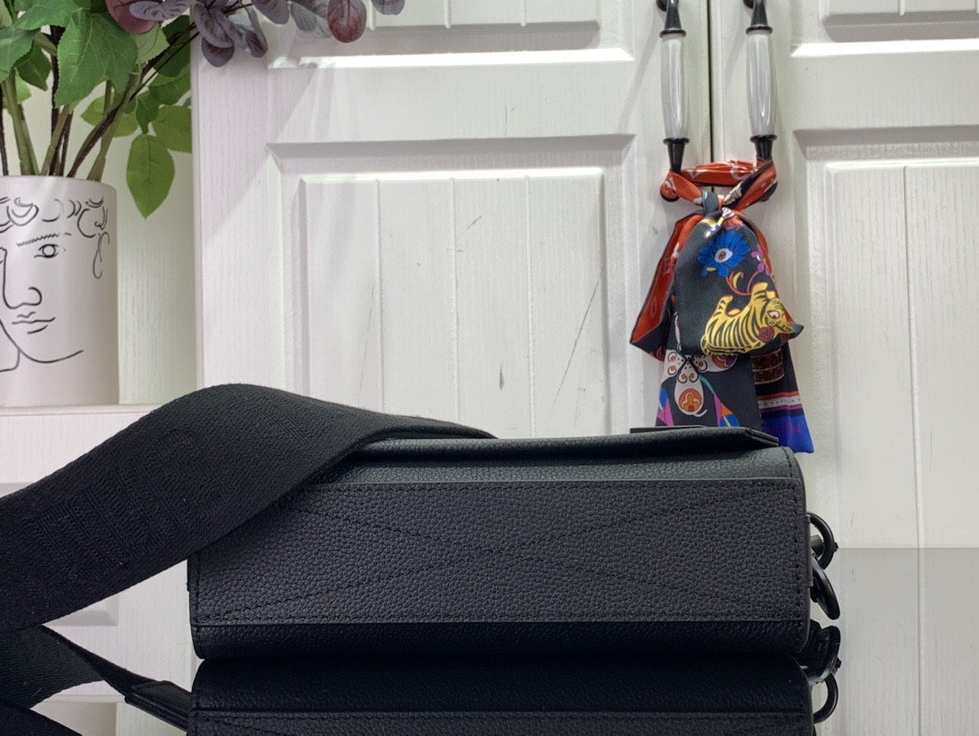 LV Takeoff Messenger PM M24769 22x16.5x7cm