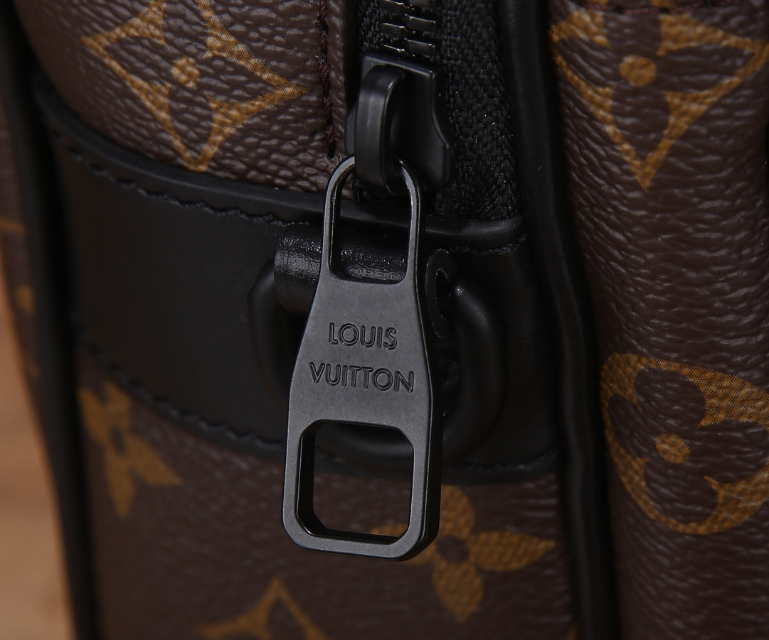 LV S Lock Messenger M45806 22x18x8cm