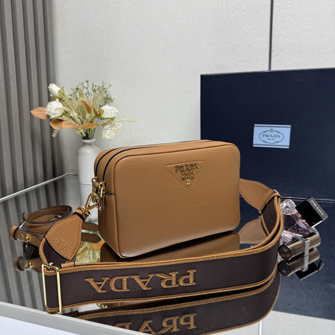 Pra*a small shoulder bag in vitello dino soft leather 22x14.5x8.5cm