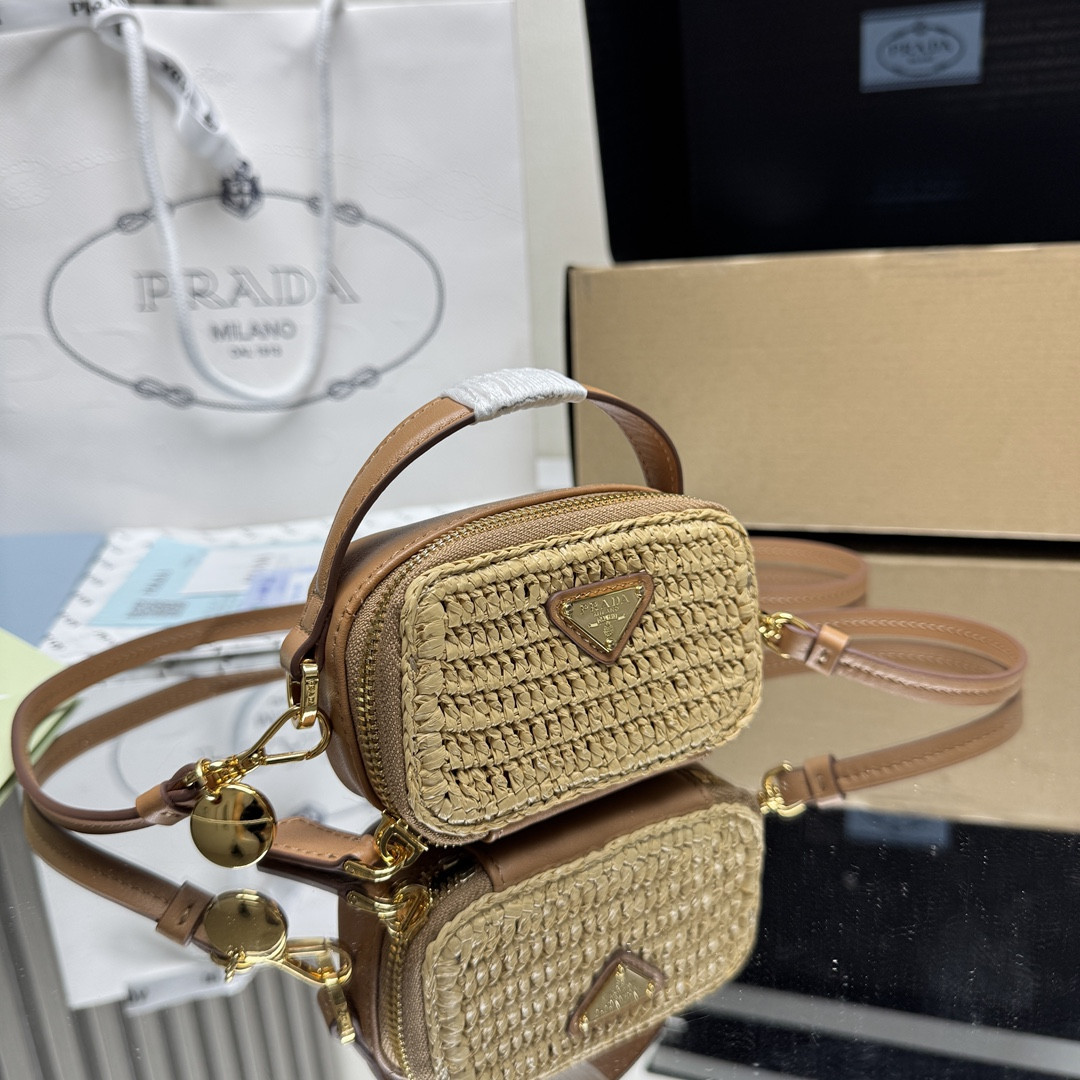 Pra*a crochet and leather mini-pouch 6.5x11x2.5cm