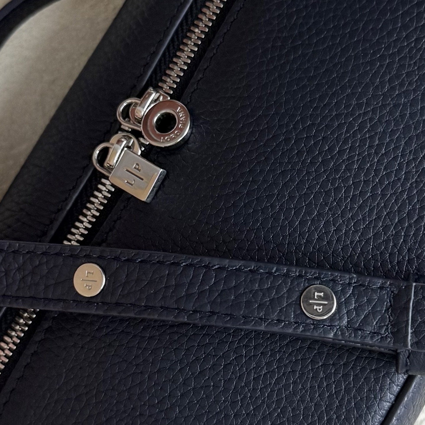 L**o p*ana extra pocket l19 grained calfskin 11 x 19 x 6.5 cm